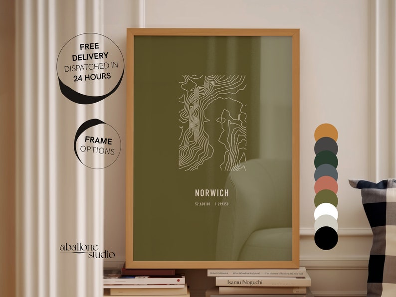 Peut inclure: Une impression encadr&eacute;e de carte topographique de Norwich, en Angleterre, avec un fond vert et des lignes blanches. L'impression est dans un cadre en bois et est expos&eacute;e sur une &eacute;tag&egrave;re avec des livres. L'impression est entour&eacute;e d'une palette de couleurs de diff&eacute;rentes nuances de vert, de brun et de gris.