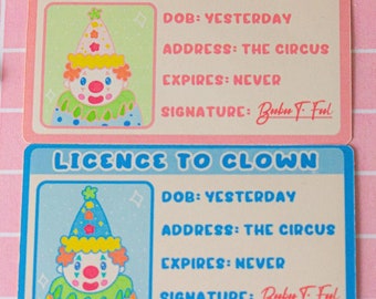 Adesivo de Licença para Palhaço | Adesivo de Clowncore Brilhante Kawaii Rosa ou Azul | Meme BooBoo, o Louco | Licença de Palhaço Engraçada | Adesivo de 3 Polegadas
