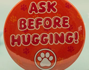 Ask Before Hugging! | Hug Traffic Light Badge for Comic Conventions | Button Pin for Furry Meetups | Boundaries Pawprint Badge | 32mm/58mm