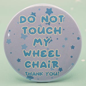 Do Not Touch My Rollstuhl Abzeichen | Persönliches Raumbewusstsein | Accessible Pin für nonverbale Kommunikation | Unterstützung für Behinderungen | Durchmesser 37mm/58mm