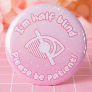 I&#39;m Half Blind Badge | Nonverbal Communication Aid for Visual Impairment | Accessible Pin | Disability Communication Tool | 32mm/58mm