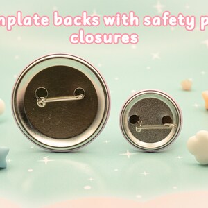 Op de afbeelding: Twee ronde tinplate-speldknopen met veiligheidsspeldsluitingen. De grotere knoop heeft een diameter van ongeveer 5 cm en de kleinere ongeveer 2,5 cm. De tekst "Tinplate backs with safety pin closures" staat boven de knopen.
