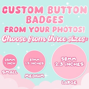 Peut inclure: Image publicitaire pour des badges personnalisés. Le texte indique "CUSTOM BUTTON BADGES FROM YOUR PHOTOS!". Les tailles sont : Petit (25 mm), Moyen (37 mm) et Grand (58 mm). Le design est dans des tons pastel.