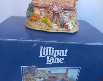 Lilliput Lane Honeysuckle Cottage – Handmade English Cottage