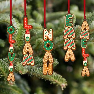 Könnte beinhalten: Weihnachtsschmuck im Lebkuchen-Stil mit den Namen: Lola, Noah, Emma und Amelia. Jedes Ornament hat ein anderes Design und Farbe, mit roten Bändern zum Aufhängen. Die Ornamente sind vor dem Hintergrund eines grünen Weihnachtsbaums angeordnet.