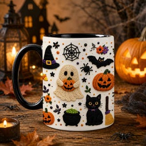 Peut inclure: Un mug en céramique blanche avec une anse et un intérieur noirs, orné d'un motif en relief représentant des icônes d'Halloween : un fantôme tenant une citrouille, un chat noir, une citrouille sculptée, un chapeau de sorcière, une toile d'araignée, une chauve-souris et un chaudron.