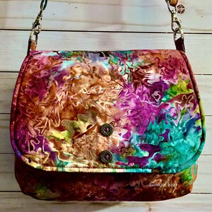 Cartera Batik de hojas de roble: estilo mensajero mediano