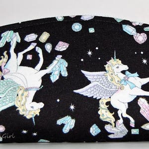 Puede incluir: Bolsa de cosm&eacute;ticos de tela negra con cierre de cremallera. La bolsa presenta un dise&ntilde;o caprichoso de dos unicornios con alas y una dispersi&oacute;n de joyas coloridas.