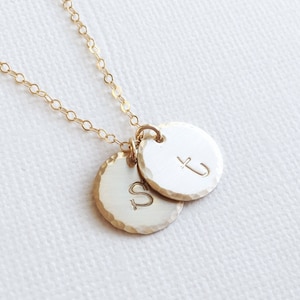 Collier d'initiales de maman, cadeau personnalisé pour maman, cadeau d'anniversaire de nouvelle maman, initiales pour enfants, collier d'initiales en or personnalisé, minuscules
