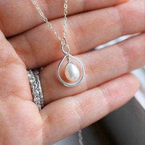 Cadeau mère de la mariée, collier de mariage de perles, cadeau de mariage maman, collier Pearl Infinity, perle deau douce, cadeau de remerciement maman, argent image 4