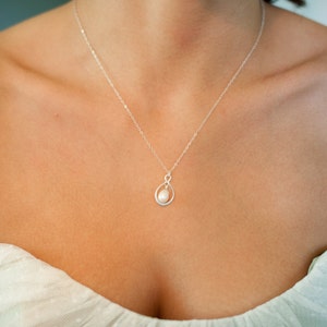 Cadeau mère de la mariée, collier de mariage de perles, cadeau de mariage maman, collier Pearl Infinity, perle deau douce, cadeau de remerciement maman, argent image 3