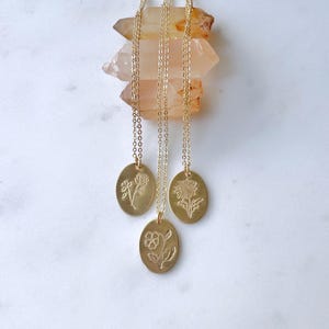 Birth flower Necklace, Birthday gift for her, Mother&#39;s Day Gift, Custom Flower Necklace, Gold Birth Flower, Oval flower charm 14k gold fill
