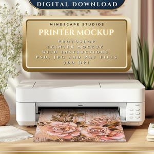 Op de afbeelding: Een witte printer met een bedrukt vel met een bloemenontwerp. De afbeelding bevat de tekst "MINDSCAPE STUDIOS PRINTER MOCKUP" en "DIGITAL DOWNLOAD". De printer staat op een houten oppervlak, met planten en een stapel boeken op de achtergrond.
