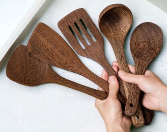 Pfannenwender aus Holz | Küchenutensil, Langer Griff, Holzkochutensil, Geschnitzter Pfannenwender, Keine Farbe Kein Wachs, Rustikale Küche, Hausgeschenk