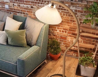 Bogen-Stehlampe: Massivholzdesign mit plissiertem Lampenschirm – perfekt für Wohnzimmer, Schlafzimmer oder Arbeitszimmer