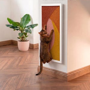 Modern klösträd för katter — Abstrakt design i terrakotta, blush och senap | 30 x 57 cm