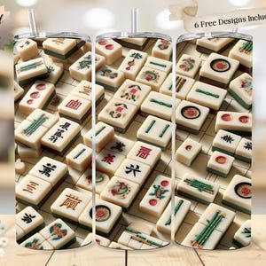 Könnte beinhalten: Ein Becher mit einem Mahjong-Fliesen-Design. Die Fliesen sind cremefarben mit roten, grünen und schwarzen Markierungen. Der Becher hat einen Strohhalm und der Text "6 Free Designs Included!" ist sichtbar.