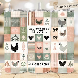 Peut inclure: Trois gobelets en acier inoxydable avec couvercles et pailles. Les gobelets présentent un motif patchwork avec des poulets, des cœurs et des éléments floraux dans des tons de vert, de rose et de blanc. Le texte sur le gobelet central se lit : « ALL YOU NEED IS LOVE... AND CHICKENS. »