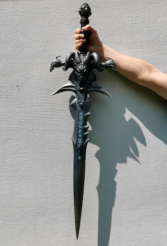 3Dプリントされたフロストモーン・リッチキングの剣。公式製品ではなく