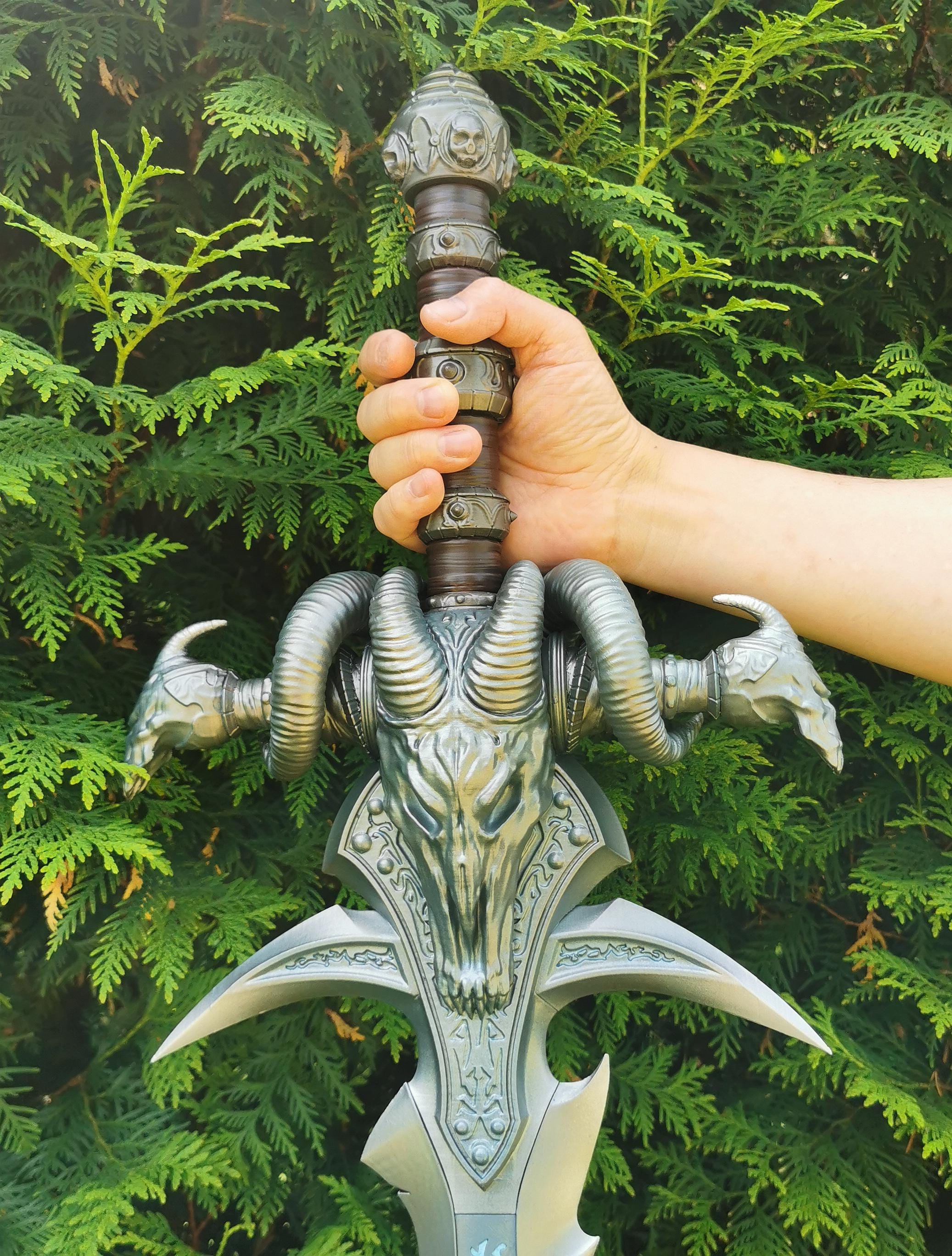 3Dプリントされたフロストモーン・リッチキングの剣。公式製品ではなく