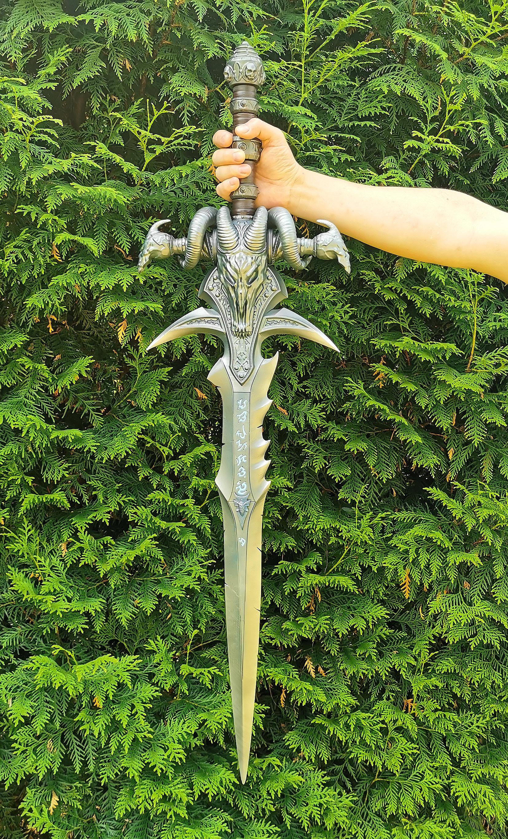 3Dプリントされたフロストモーン・リッチキングの剣。公式製品ではなく