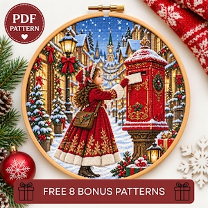 Op de afbeelding: Een kruissteekpatroon in een houten borduurring met een kind in een rode jas en muts dat een brief post in een rode brievenbus in een besneeuwde straat. De afbeelding bevat een lantaarnpaal, versierde bomen en de tekst PDF PATTERN en FREE 8 BONUS PATTERNS.