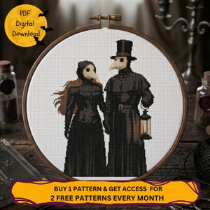 Puede incluir: Un patrón de punto de cruz con dos figuras vestidas como médicos de la peste, dentro de un aro de bordado de madera. Las figuras son negras con máscaras de pico blancas. El texto "PDF Digital Download" está en un círculo amarillo.