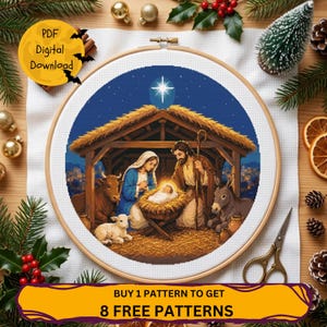 Op de afbeelding: Een ronde houten borduurring met een kruissteekpatroon van een kerststal. Het ontwerp toont een stal met een ster, Maria, Jozef, het kindje Jezus in een kribbe, een koe, een ezel en een lam. De tekst luidt PDF Digital Download.