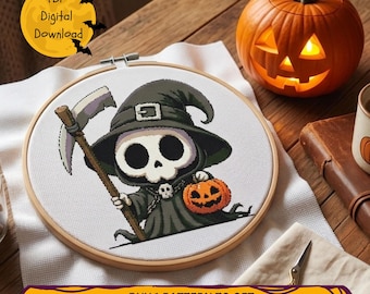 Può includere: Un motivo a punto croce in un telaio da ricamo in legno raffigurante un personaggio del tristo mietitore in stile cartoon con mantello e cappello scuri, che tiene in mano una falce e una piccola zucca arancione. Include il testo PDF Digital Download.