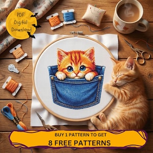 Op de afbeelding: Een kruissteek borduurring met een gemberkleurig kitten in een blauwe spijkerbroekzak. De set bevat oranje en blauw borduurgaren, een speldenkussen, een schaar en een mok. Tekst: PDF Digital Download en Buy 1 Pattern to Get 8 Free Patterns.