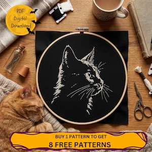 Op de afbeelding: Een zwart-wit kruissteekpatroon van een kattenprofiel in een houten borduurring. De tekst "PDF Digital Download" en "Buy 1 Pattern to Get 8 Free Patterns" zijn ook zichtbaar. Een slapende oranje kat is op de voorgrond te zien.