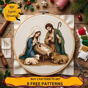 Könnte beinhalten: Ein Kreuzstichmuster in einem hölzernen Stickrahmen, das eine Krippenszene mit Maria, Josef und dem Jesuskind in einer Krippe zeigt, begleitet von einem Lamm und einem Kalb. Das Design enthält goldene Heiligenscheine auf weißem Stoff.