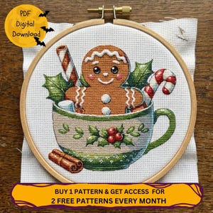 Pode incluir: Bordado em ponto cruz de um homem de gengibre numa chávena com rebuçados e azevinho. O desenho é emoldurado num aro de madeira. O texto na imagem diz "PDF Digital Download" e "BUY 1 PATTERN & GET ACCESS FOR 2 FREE PATTERNS EVERY MONTH."