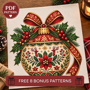 Op de afbeelding: Een kruissteekpatroon op stof met een ronde kerstbal versierd met een rode kerstster, rendieren en hulstbessen. Een grote rode strik zit bovenop de bal, die is geaccentueerd met gouden details. Tekst leest PDF PATTERN en FREE 8 BONUS PATTERNS.