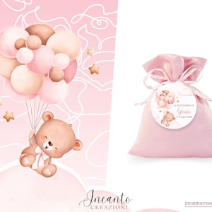 K&ouml;nnte beinhalten: Aquarell-Illustration eines Teddyb&auml;ren, der Ballons h&auml;lt, vor rosa Hintergrund. Ein rosa Gastgeschenkt&uuml;te mit einem Etikett mit der Aufschrift "Il Battesimo di Gaia" ist ebenfalls abgebildet. Thema: Babyparty oder Taufe.