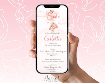 Könnte beinhalten: Eine digitale Einladung in Rosa und Weiß für die Taufe eines kleinen Mädchens. Die Einladung zeigt einen Comic-Bären, der Ballons hält, und den Text "IL BATTESIMO DI Carlotta" mit Datum und Uhrzeit der Veranstaltung, dem Namen und der Adresse der Kirche sowie dem Ort des Empfangs.