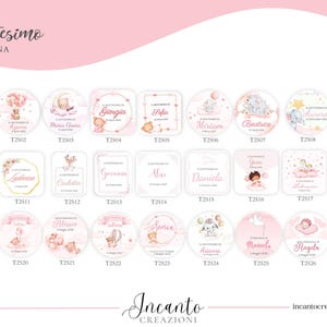 K&ouml;nnte beinhalten: Eine Sammlung von rosa und wei&szlig;en Tauftags mit verschiedenen Designs. Jedes Tag zeigt Illustrationen von Teddyb&auml;ren, Engeln und Luftballons sowie Namen und Daten. Die Tags sind rund und quadratisch, mit dem Text "Battesimo Bambina" oben.