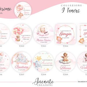 K&ouml;nnte beinhalten: Eine Sammlung von rosa und wei&szlig;en Tauftags mit Illustrationen von Teddyb&auml;ren, Elefanten und Engeln. Die Tags zeigen Namen und Daten, mit dem Text "Battesimo Bambina" oben.