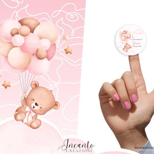 K&ouml;nnte beinhalten: Aquarell-Illustration eines Teddyb&auml;ren, der mit rosa und braunen Luftballons und Sternen schwebt. Ein kleiner, runder Aufkleber mit einem Teddyb&auml;ren und Text wird von einem Finger gehalten. Der Hintergrund ist hellrosa.