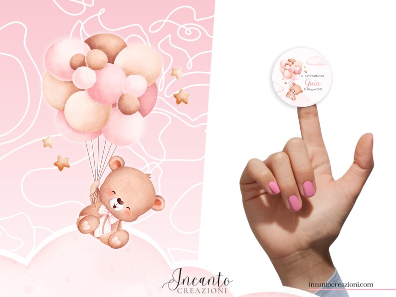 K&ouml;nnte beinhalten: Aquarell-Illustration eines Teddyb&auml;ren, der mit rosa und braunen Luftballons und Sternen schwebt. Ein kleiner, runder Aufkleber mit einem Teddyb&auml;ren und Text wird von einem Finger gehalten. Der Hintergrund ist hellrosa.