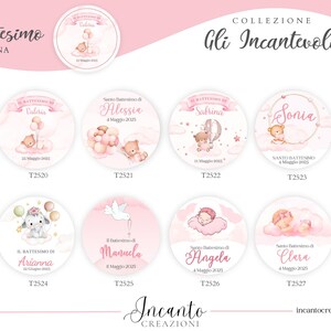 K&ouml;nnte beinhalten: Rosa und wei&szlig;e Tauch-Tags mit Illustrationen von Teddyb&auml;ren, Wolken und Luftballons. Die Tags enthalten Namen und Daten, mit dem Text "Battesimo Bambina" oben. Die Kollektion hei&szlig;t "Gli Incantevoli".