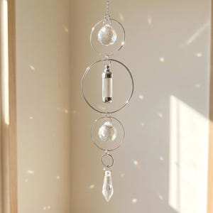 Puede incluir: Un juego de tres tazas de cerámica con un acabado mate moteado. Las tazas son de color crema, gris claro y gris oscuro. Cada taza tiene un diseño simple y minimalista.