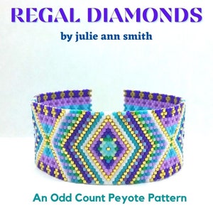 Puede incluir: Un brazalete de cuentas con un patrón geométrico en tonos de morado, azul, verde, dorado y blanco. El brazalete está hecho con un punto de peyote de conteo impar. El texto "REGAL DIAMONDS by julie ann smith" está en la parte superior de la imagen. El texto "An Odd Count Peyote Pattern" está en la parte inferior de la imagen.