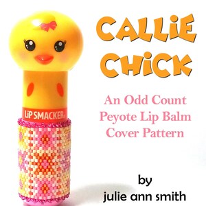 Peut inclure: Un baume à lèvres Lip Smacker jaune avec un dessus en forme de poussin et une housse perlée. La housse présente un motif géométrique rose, orange et crème. Le texte de l'image indique "CALLIE CHICK" et "An Odd Count Peyote Lip Balm Cover Pattern."