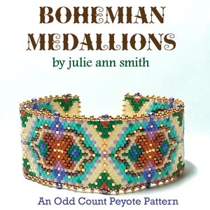 以下が含まれることがあります： 茶色、オレンジ、緑、青、紫、金色の色合いの幾何学模様が施されたビーズブレスレット。このブレスレットは奇数カウントのペヨーテステッチで作られており、「ボヘミアンメダリオン by ジュリー・アン・スミス」というタイトルが付けられています。