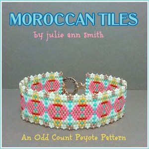Può includere: Un braccialetto di perline con un motivo a piastrelle marocchine in rosa, bianco, turchese e oro. Il braccialetto è realizzato con un punto peyote a numero dispari e ha una chiusura dorata. "MOROCCAN TILES by julie ann smith An Odd Count Peyote Pattern" è scritto sull'immagine.