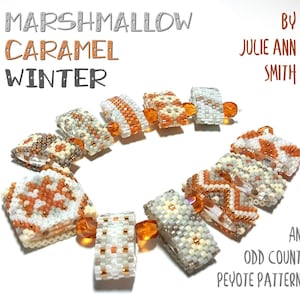 Op de afbeelding: Een close-up van een kralenarmband met een oranje en witte kleurstelling. De armband is gemaakt met een oneven peyote-steekpatroon. De tekst "Marshmallow Caramel Winter" en "By Julie Ann Smith" is zichtbaar in de afbeelding.