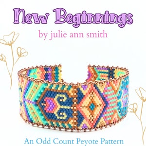 以下が含まれることがあります： 「New Beginnings by Julie Ann Smith」というタイトルの、幾何学模様のカラフルなビーズブレスレット。このブレスレットは「Odd Count Peyote Pattern」と説明されています。