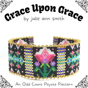 Puede incluir: Un brazalete de cuentas con un diseño floral en rosa, verde, azul y dorado. El brazalete está hecho con un punto de peyote de conteo impar y se titula "Grace Upon Grace by Julie Ann Smith".