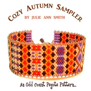 Puede incluir: Un brazalete de cuentas con un patrón geométrico en tonos naranja, morado, marrón y blanco. El brazalete está hecho con un punto de peyote de conteo impar y tiene un cierre de cobre. El texto "Cozy Autumn Sampler by Julie Ann Smith" está por encima del brazalete y el texto "An Odd Count Peyote Pattern..." está por debajo del brazalete.